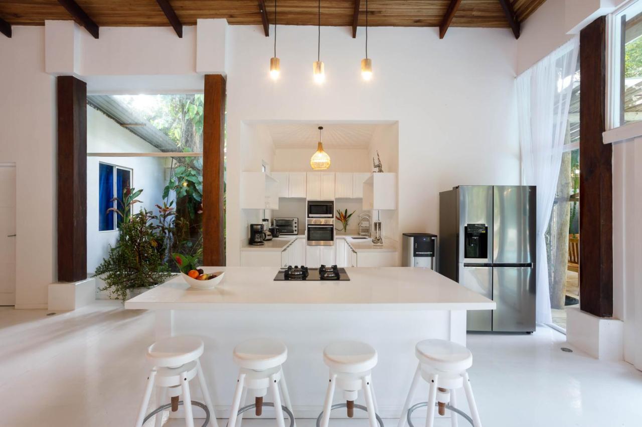 Gigi Brown Villa Frida Beachfront Puerto Viejo de Talamanca エクステリア 写真